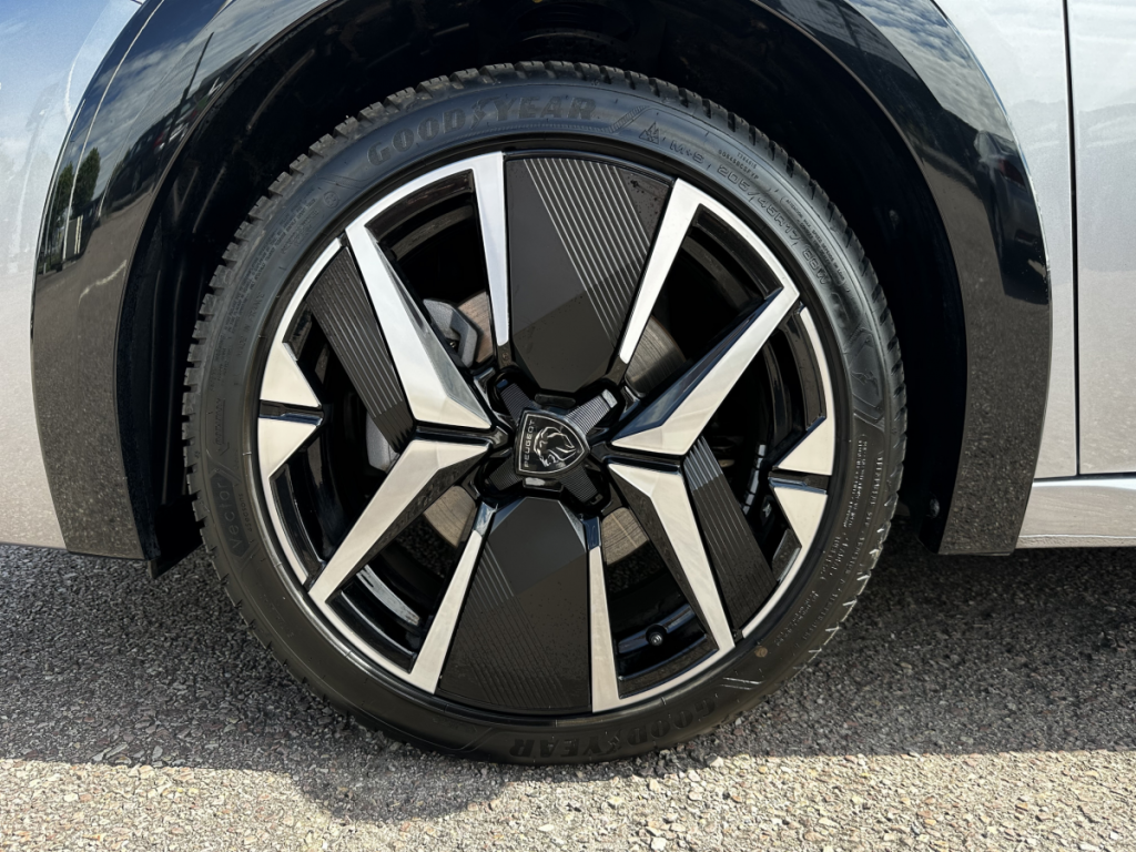 Peugeot 208 (2) Hybrid 136 eDCS6 GT