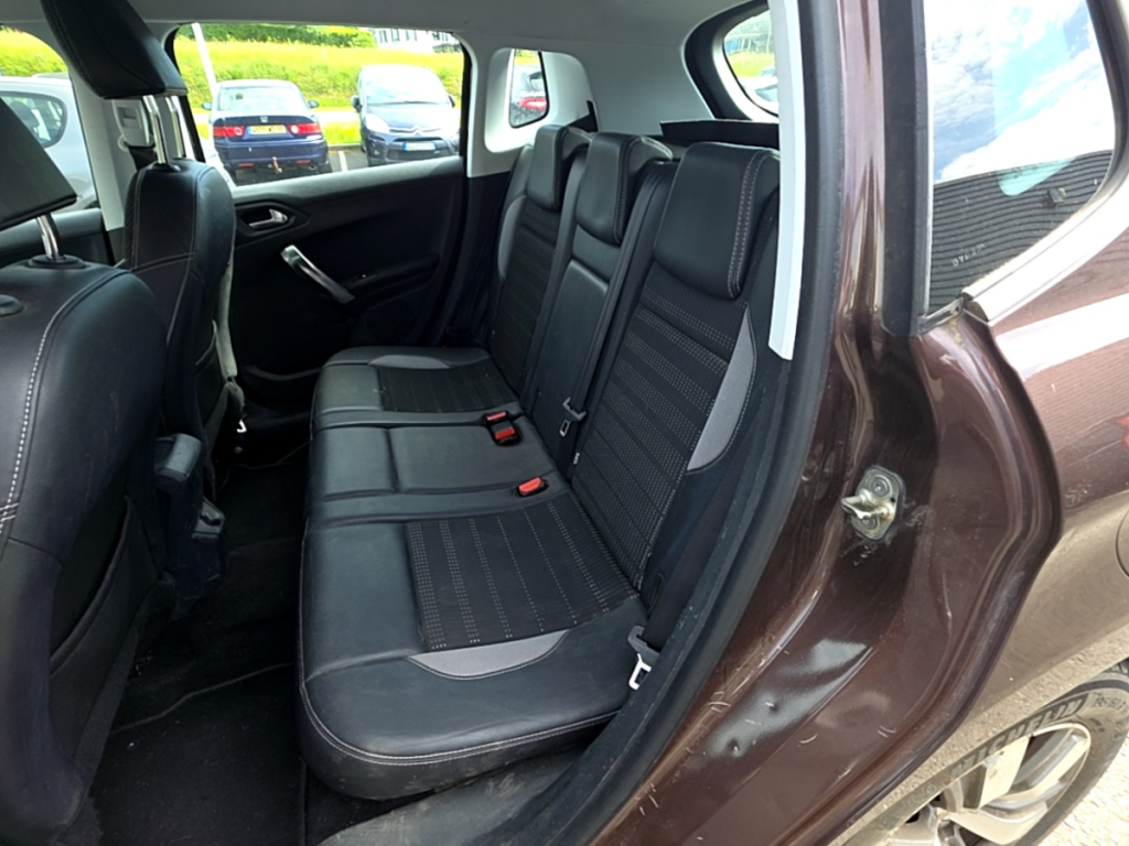 Peugeot 2008 1.6 E-HDi 92 Allure Uniquement pour les professionnel de l'automobile